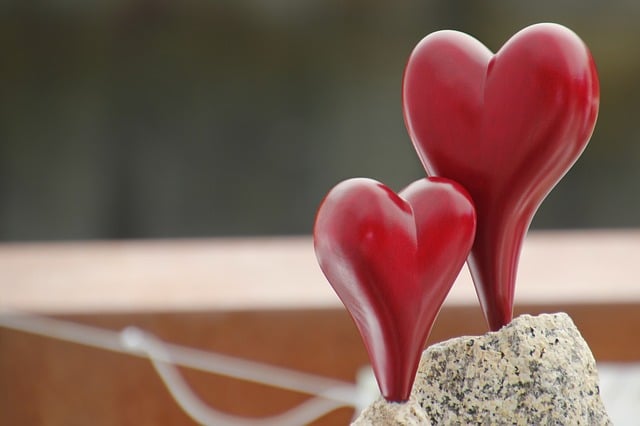 Dekorationsideen und -artikel rund um den Valentinstag gibt es viele, vor allem Herzen gehören unbedingt dazu