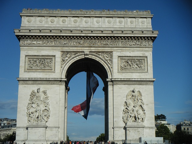 Das Dekorieren mit der Nationalflagge und mit den Nationalfarben gehört anlässlich der Feté Nationale de la France mit dazu