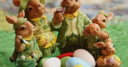 Osterhasen und Ostereier sind ein Symbol für die Auferstehung