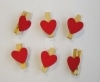 Holz-Miniklammern mit roten Herzen, 6 Stück - 1