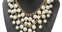 Schmuck: Kette mit Perlen - 1