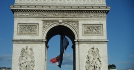 Das Dekorieren mit der Nationalflagge und mit den Nationalfarben gehört anlässlich der Feté Nationale de la France mit dazu